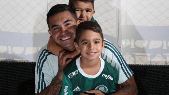 Pedrinho segue os passos do pai e joga nas categorias de base do Palmeiras - Reprodução/Instagram/@duduzinhosoficial
