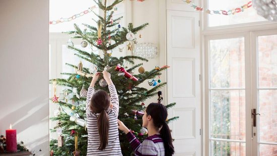 Com essas ideias, ficará muito mais fácil produzir a sua árvore de Natal! - Parents
