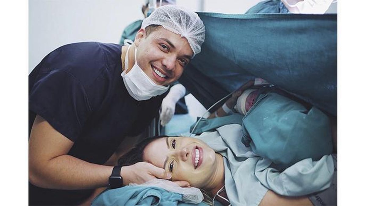 Wesley Safadão e Thyane Dantas com seu segundo filho, Dom. - Reprodução Instagram / @thyane