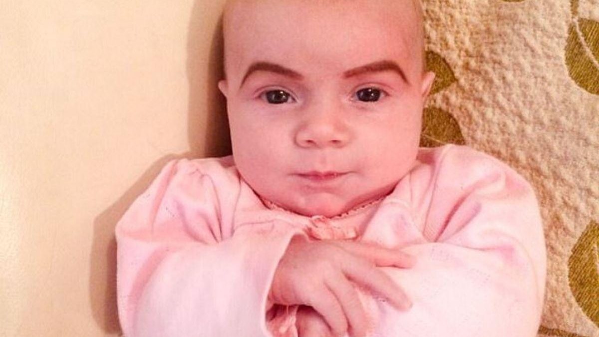 Danielle foi criticada após desenhar sobrancelhas na filha recém-nascida - Reprodução / Daily Mail / Caters Agency