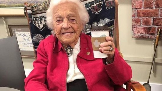 Idosa de 101 anos decide trabalhar até completar 104 anos de idade, em 2025 - Reprodução/Shutterstock