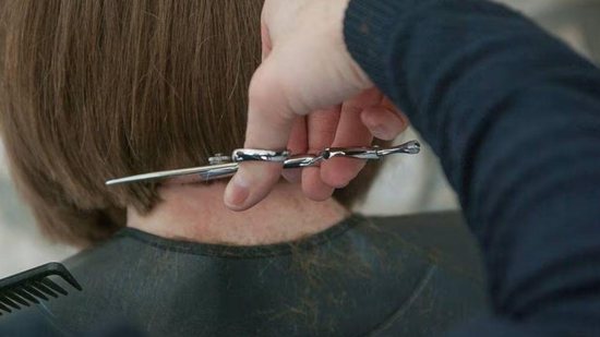 Mãe quer forçar o filho a cortar o cabelo - Reprodução/ Freepik