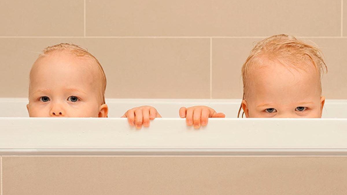 A mãe vestia os gêmeos com cores diferentes - Getty Images