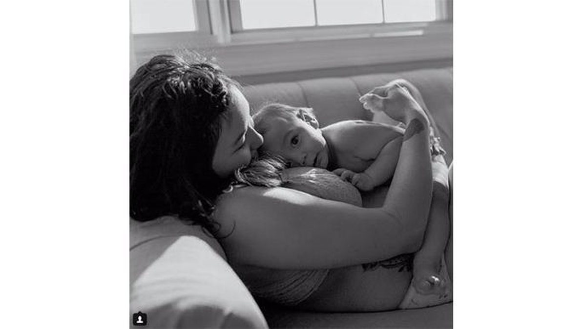 Chelsea usou a posição para facilitar a saído do seu filho, Auden - Reprodução/ Instagram @goldenyogimama