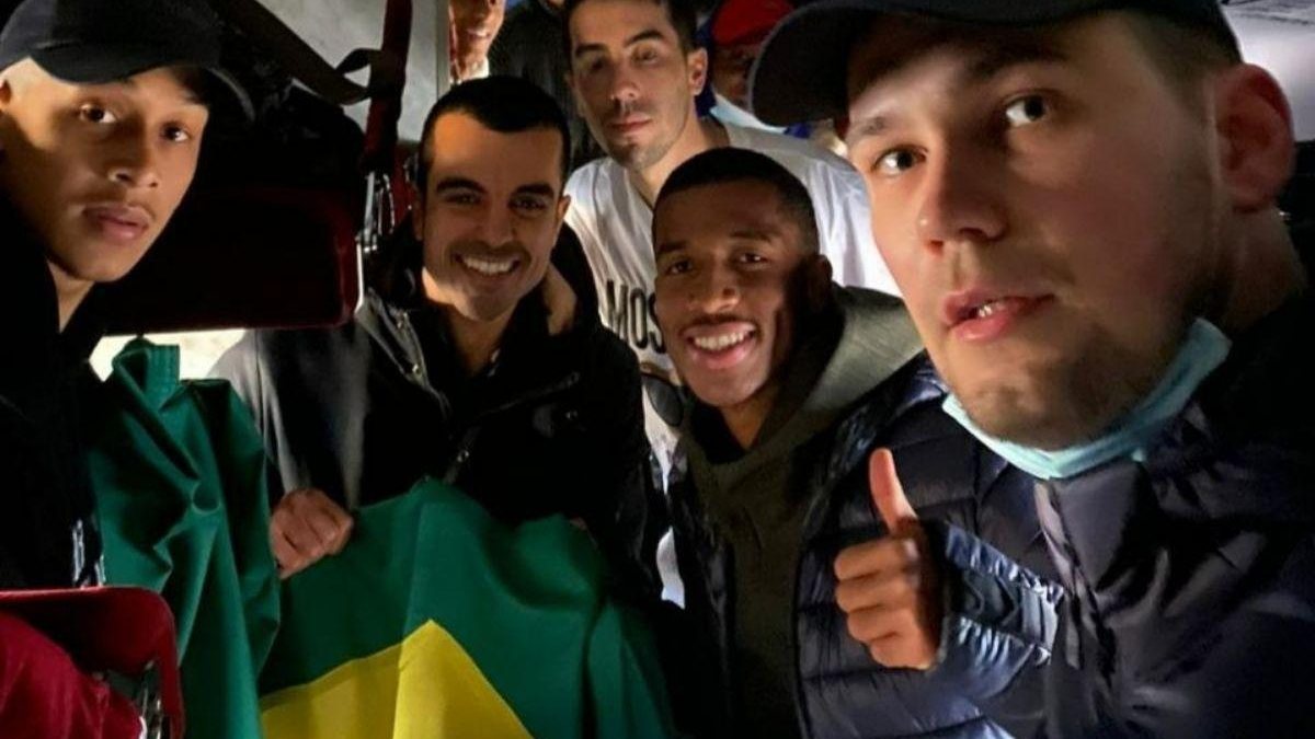 Os jogadores brasileiros conseguiram sair da Ucrânia com a família - Reprodução/Diário do Nordeste