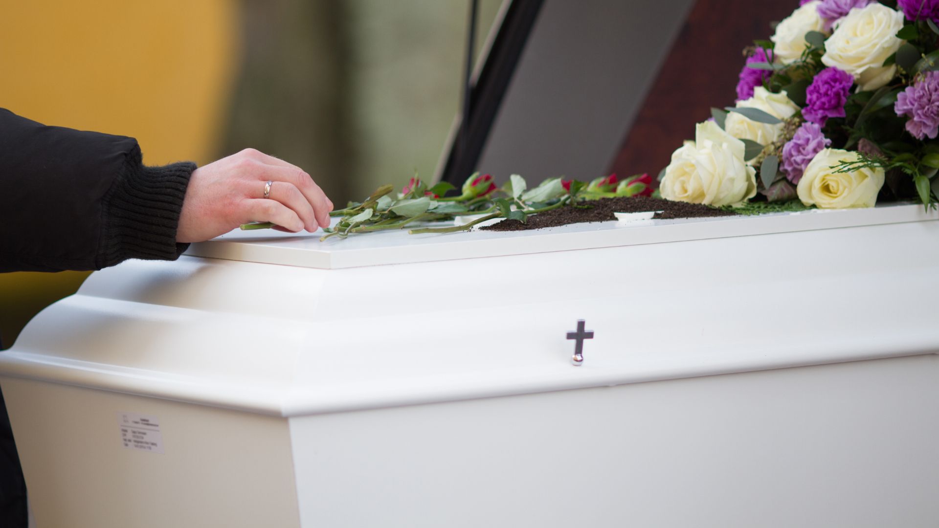 Imagem de um funeral sendo realizado 