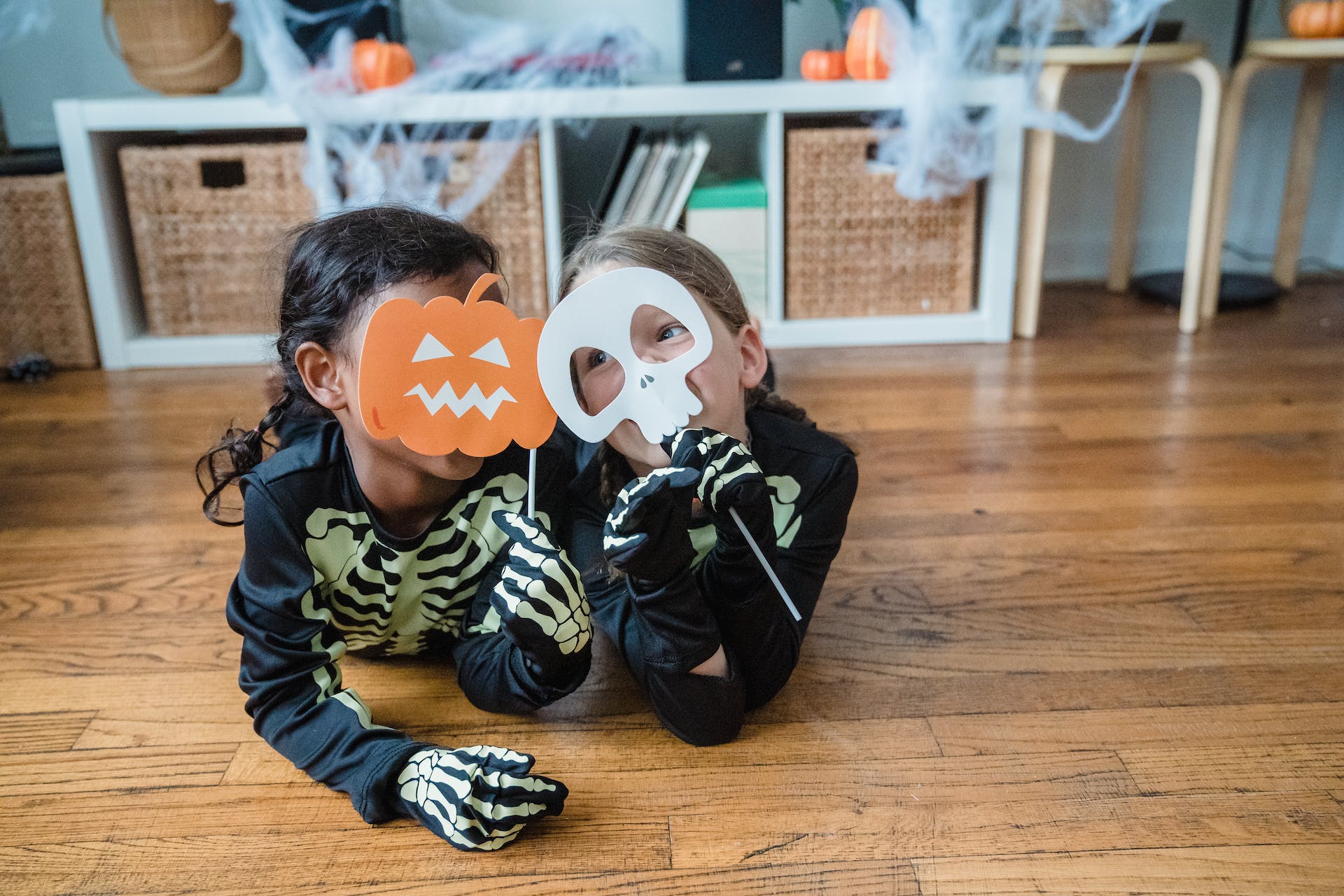 crianças criam máscara de halloween