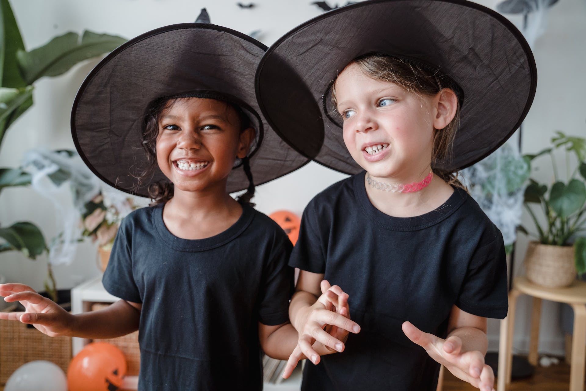Crianças brincando de Halloween fantasiadas de bruxa