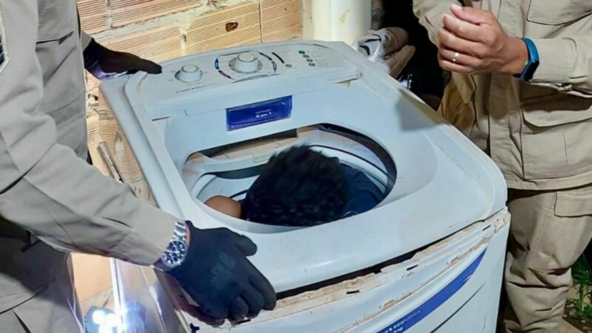 Criança em máquina de lavar 