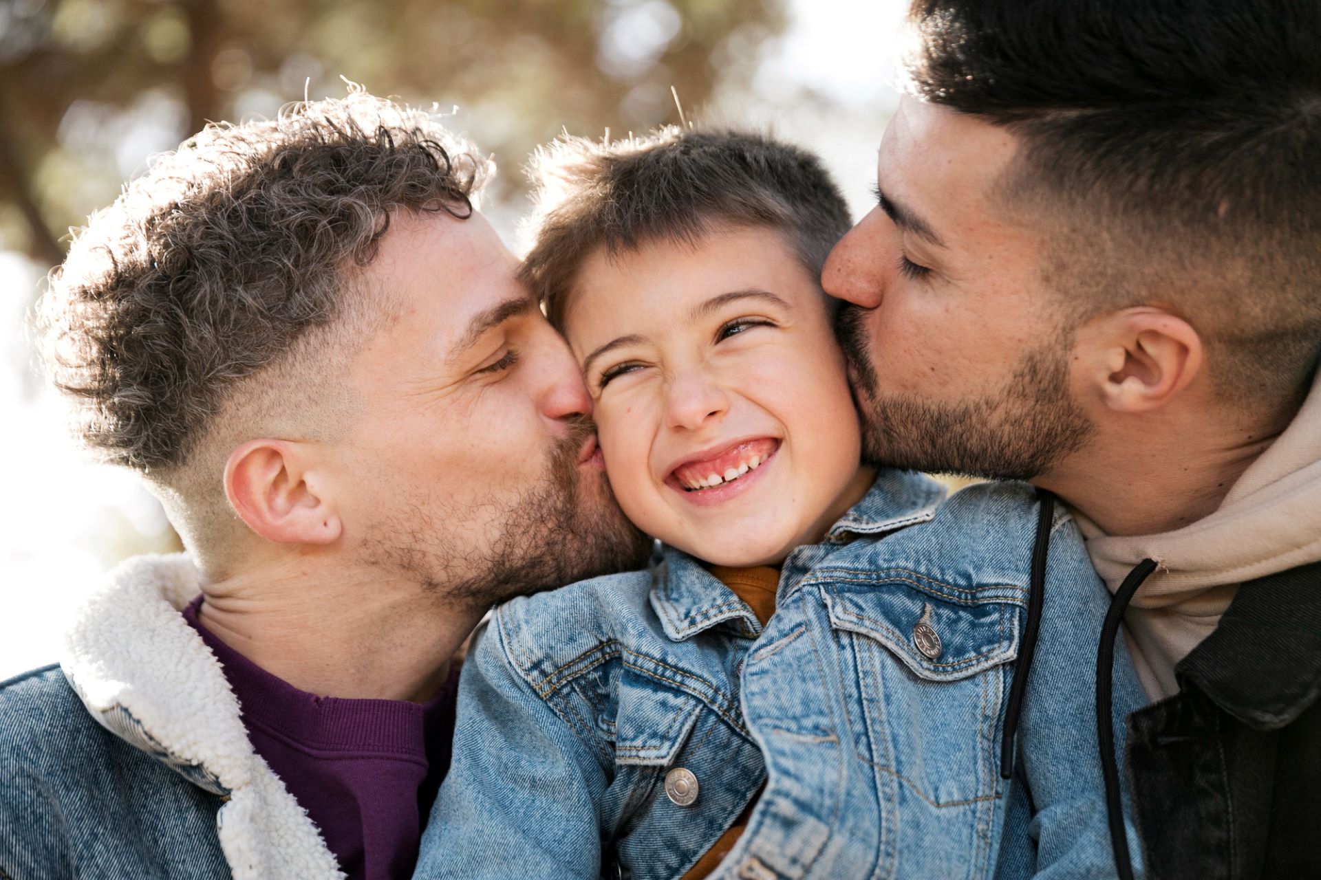 Homens beijando o filho