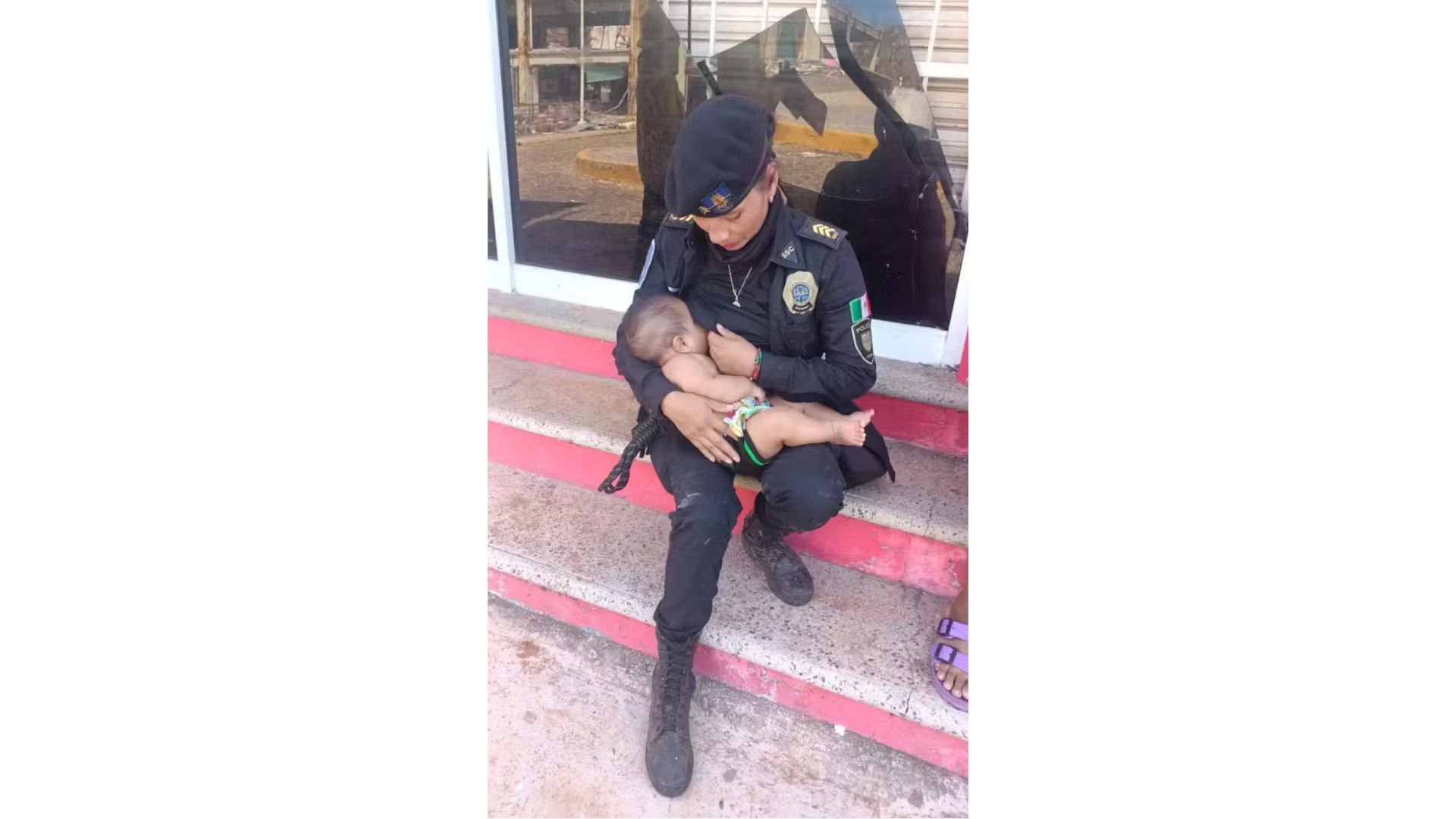 Policial amamenta bebê