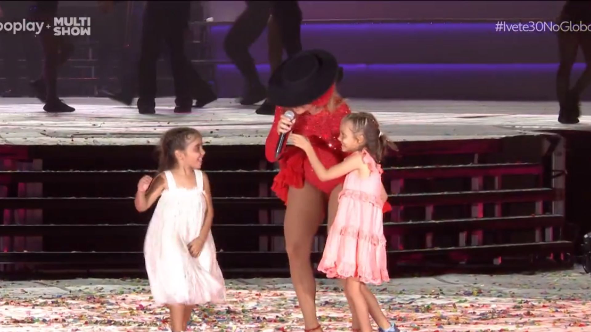 Ivete Sangalo com as filhas gêmeas em palco de show especial de 30 anos de carreira da cantora