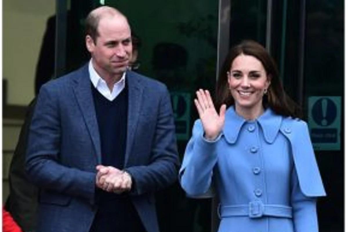 Kate Middleton e príncipe William acenando