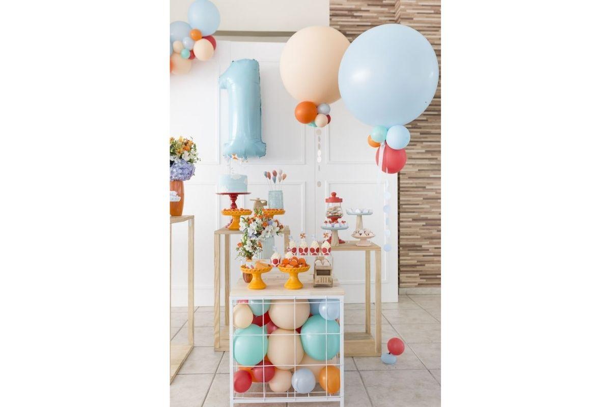 Transforme os balões no tema do aniversário de 1 ano do seu filho e tenha uma decoração simples, linda e divertida