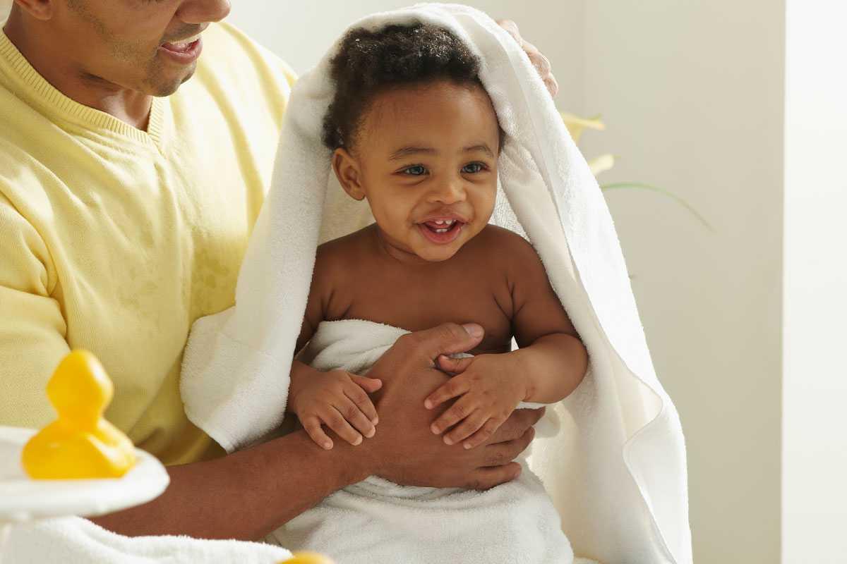 O banho do bebê merece cuidados especiais, mas cuidado com os palpites que você escuta por aí