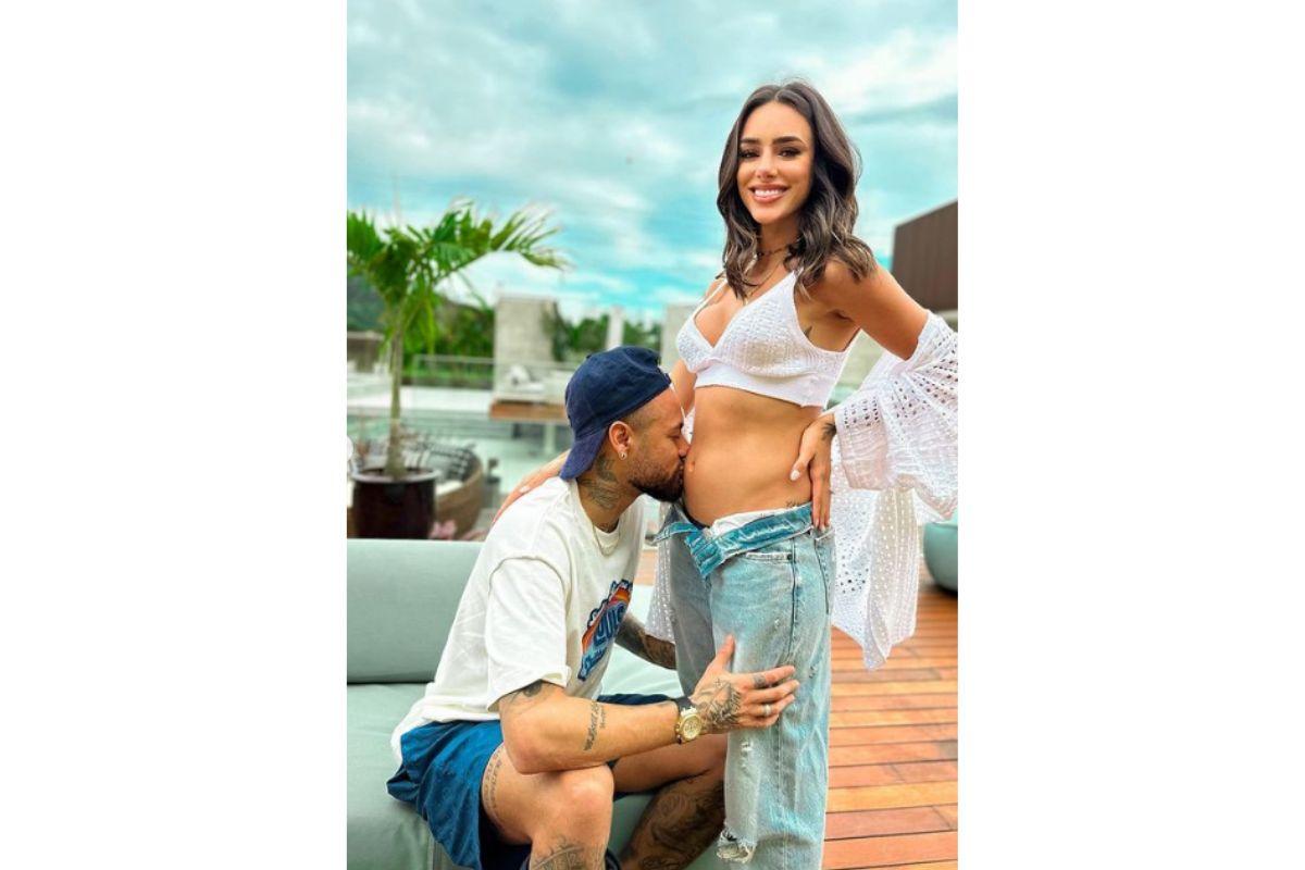 O jogador brasileiro Neymar Jr beija a barriga de sua namorada Bruna Biancardi recém grávida.