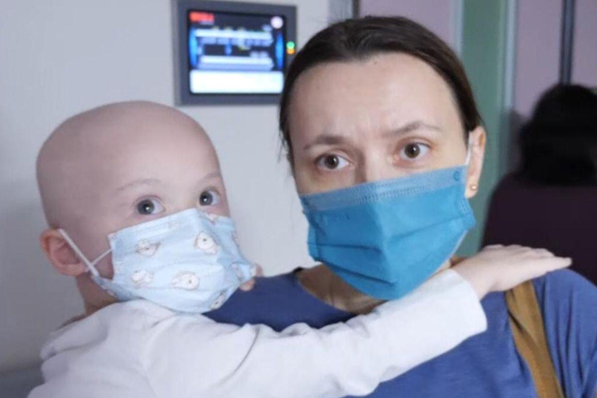 Mãe ucraniana se muda para porão de hospital para garantir saúde do filho com leucemia