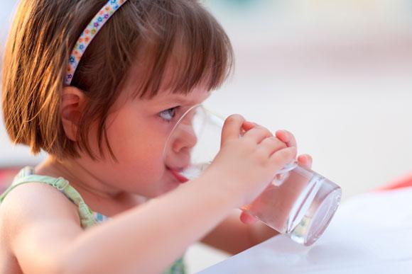 Estimular os pequenos a beberem água é fundamental para prevenir problemas nos rins (Foto: Shutterstock)