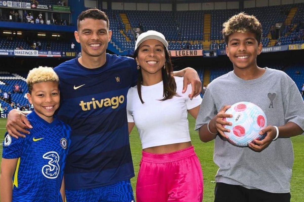 Thiago Silva ao lado da esposa e dos filhos