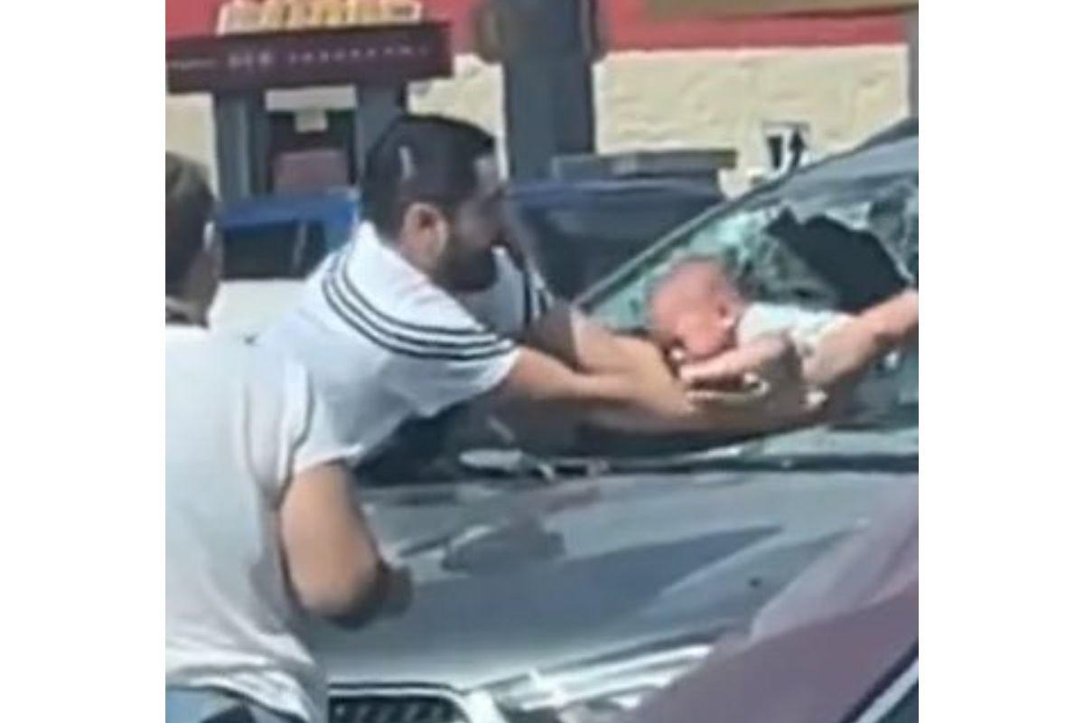 Pai quebra para-brisa do carro para salvar bebê