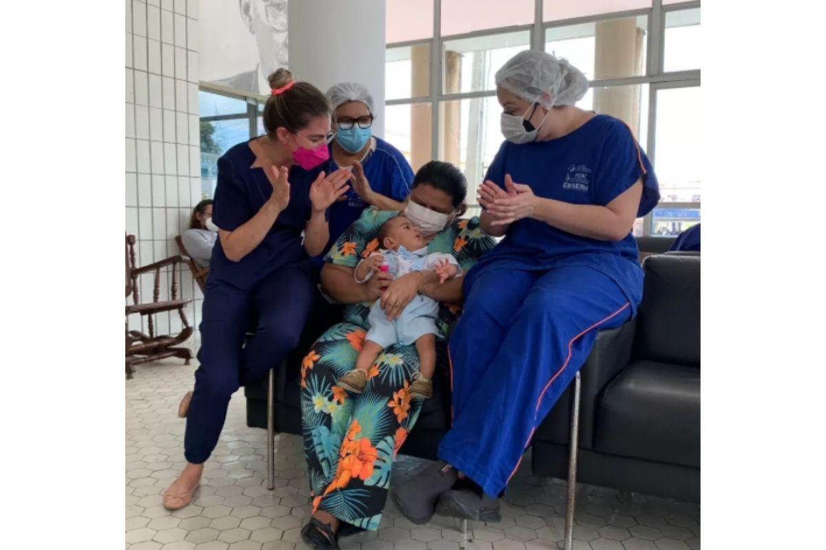 Bebê que nasceu com 600g aos 5 meses comemora 1 ano de vida em Fortaleza 