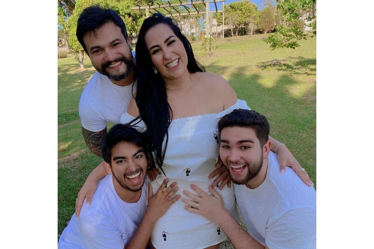 Fabíola Gadelha anunciando gravidez do terceiro filho