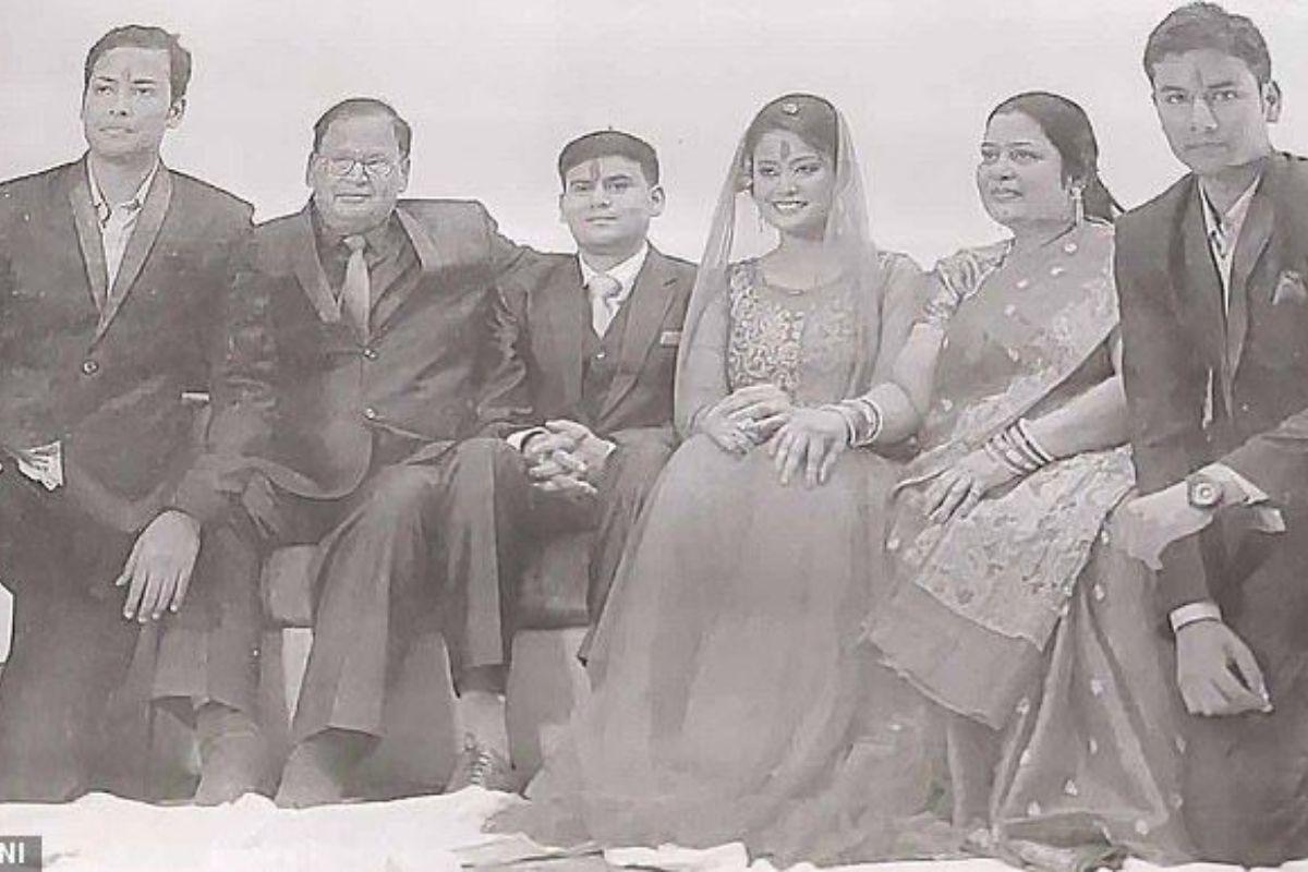 Shrey e Shubhangi se casaram em 2016 (terceiro da esquerda e terceira da direita) (Foto: Reprodução Daily Mail)