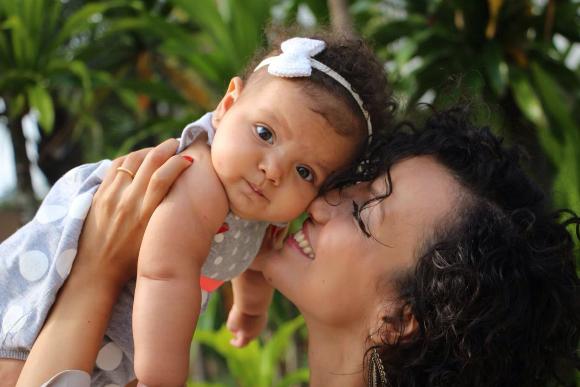 A vida de Pamela com a filha Elis, de 7 meses, ficou bem mais tranquila depois da criação do grupo (Foto: Família RZ)