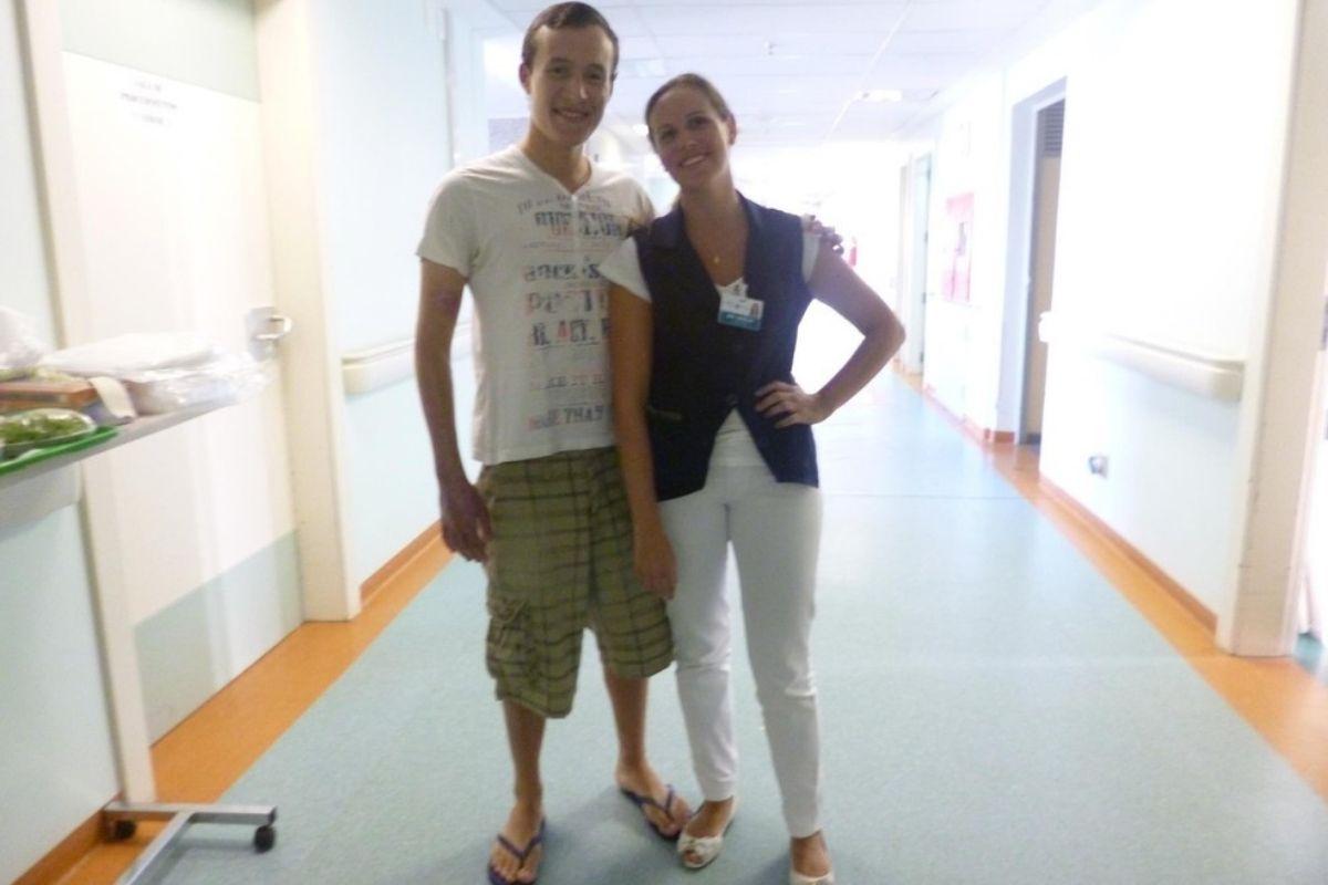 Emanuel ao lado de Mirélle no hospital