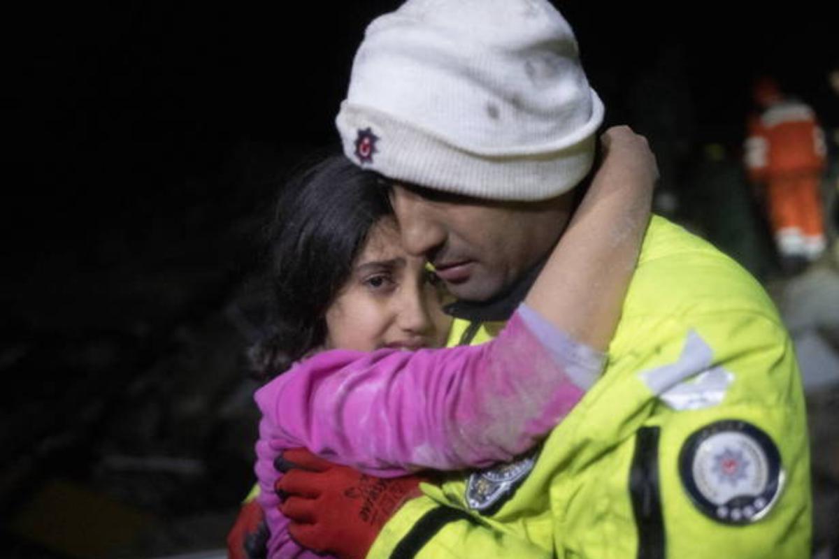 Pai resgata a filha nos escombros do terremoto na Turquia