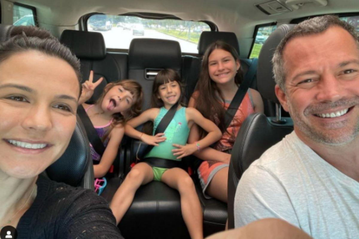 Malvino Salvador compartilha foto ao lado da esposa e das filhas e se declara: "Minhas meninas"