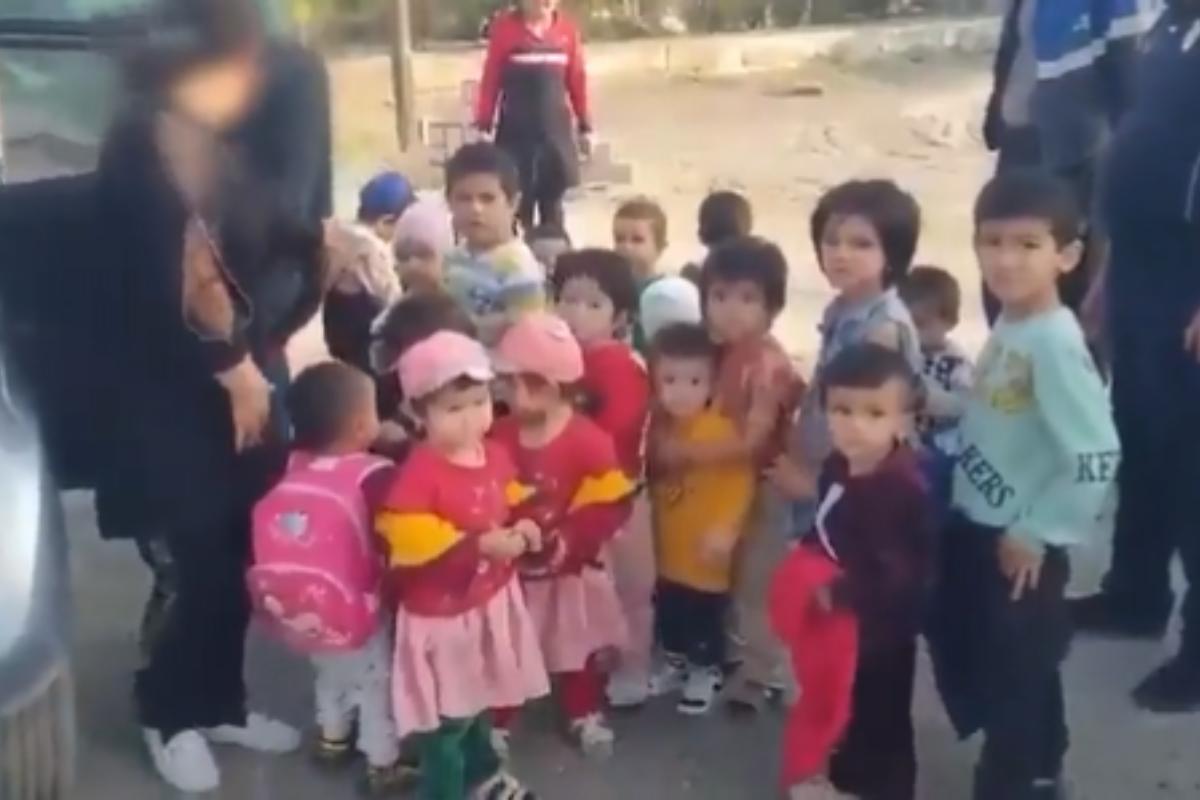 25 crianças saem de carro de professora após educadora ser parada pela polícia no Uzbequistão 