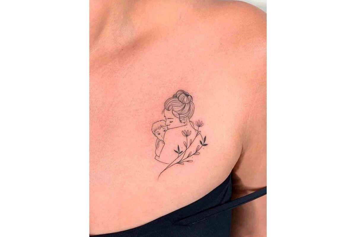 Tatuagem para filho com desenho de mãe, criança e flores 