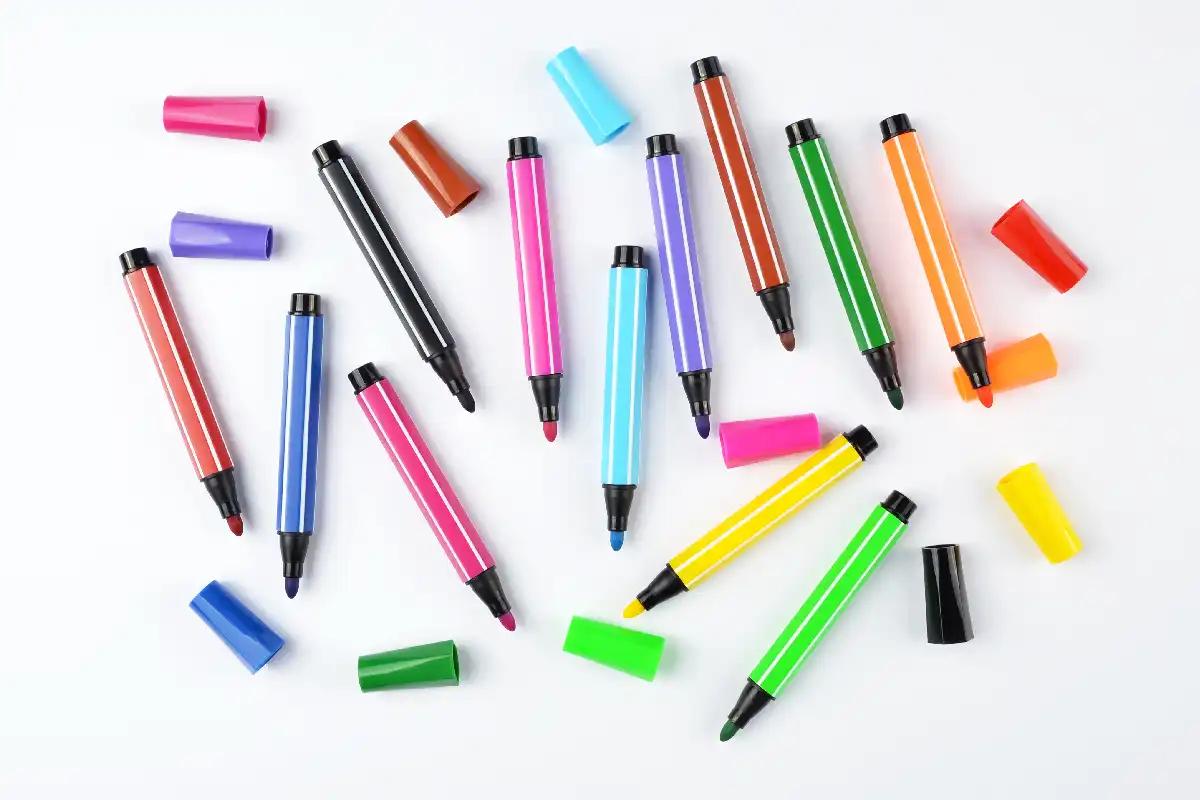 canetas coloridas sem tampa espalhadas