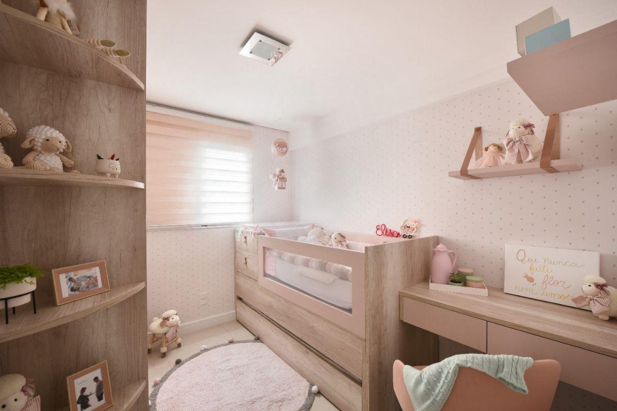 O espaço de menos de 10 metros quadrados foi pensado para abrigar o quarto da bebê, um espaço para receber a avó da criança e um home office