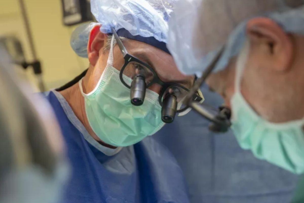 Bebê recebe o primeiro transplante duplo do mundo com técnica que evita rejeição 