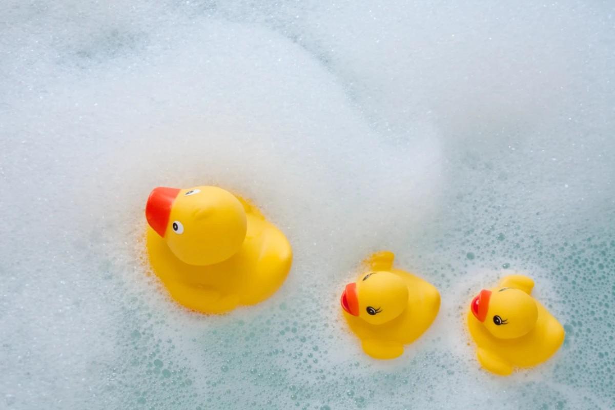 Patos de borracha amarelos em uma banheira com espuma