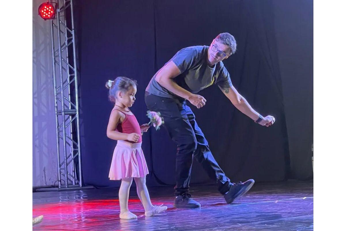 Pai dançando balé com filha