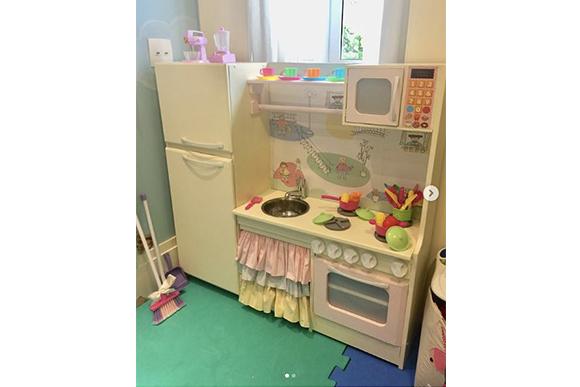 A cozinha de Melinda é totalmente equipada com fogão, geladeira e até panelinhas (Foto: Reprodução/ Instagram @tatafersoza)