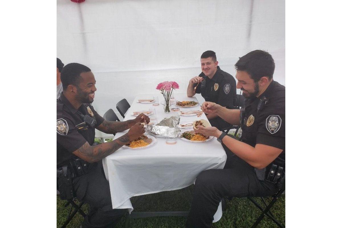 Os policiais ignoraram a denúncia de barulho e se sentaram para comer o bolo da aniversariante