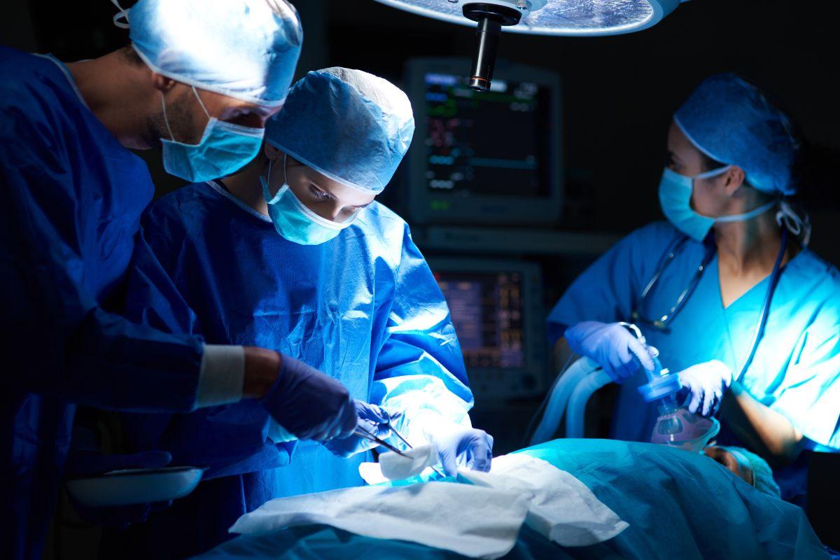 Cirurgia, equipe médica, operação, processo cirúrgico, transplante, cirurgiões