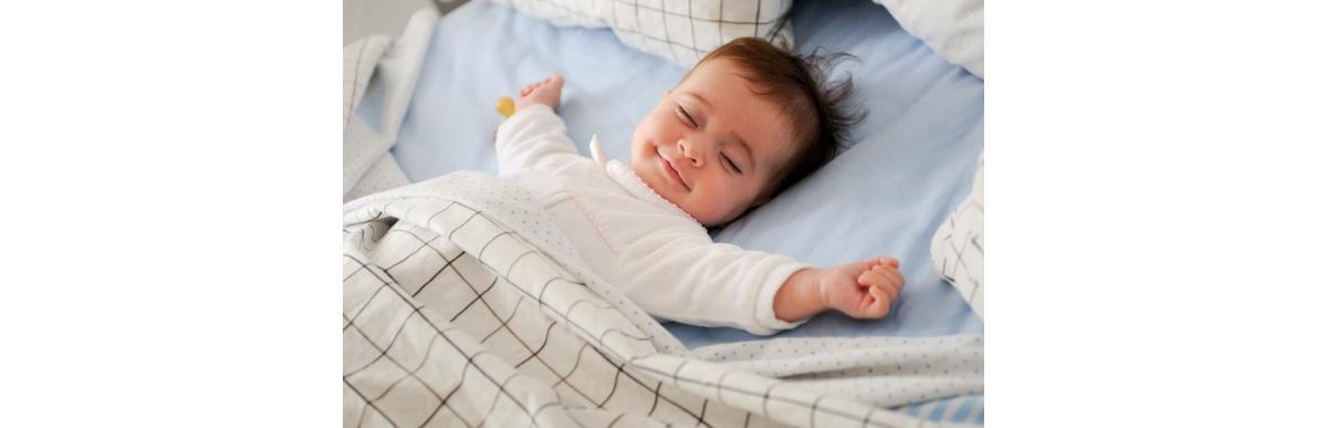 smiling-baby-girl-lying-on-a-bed-picture-id537627268