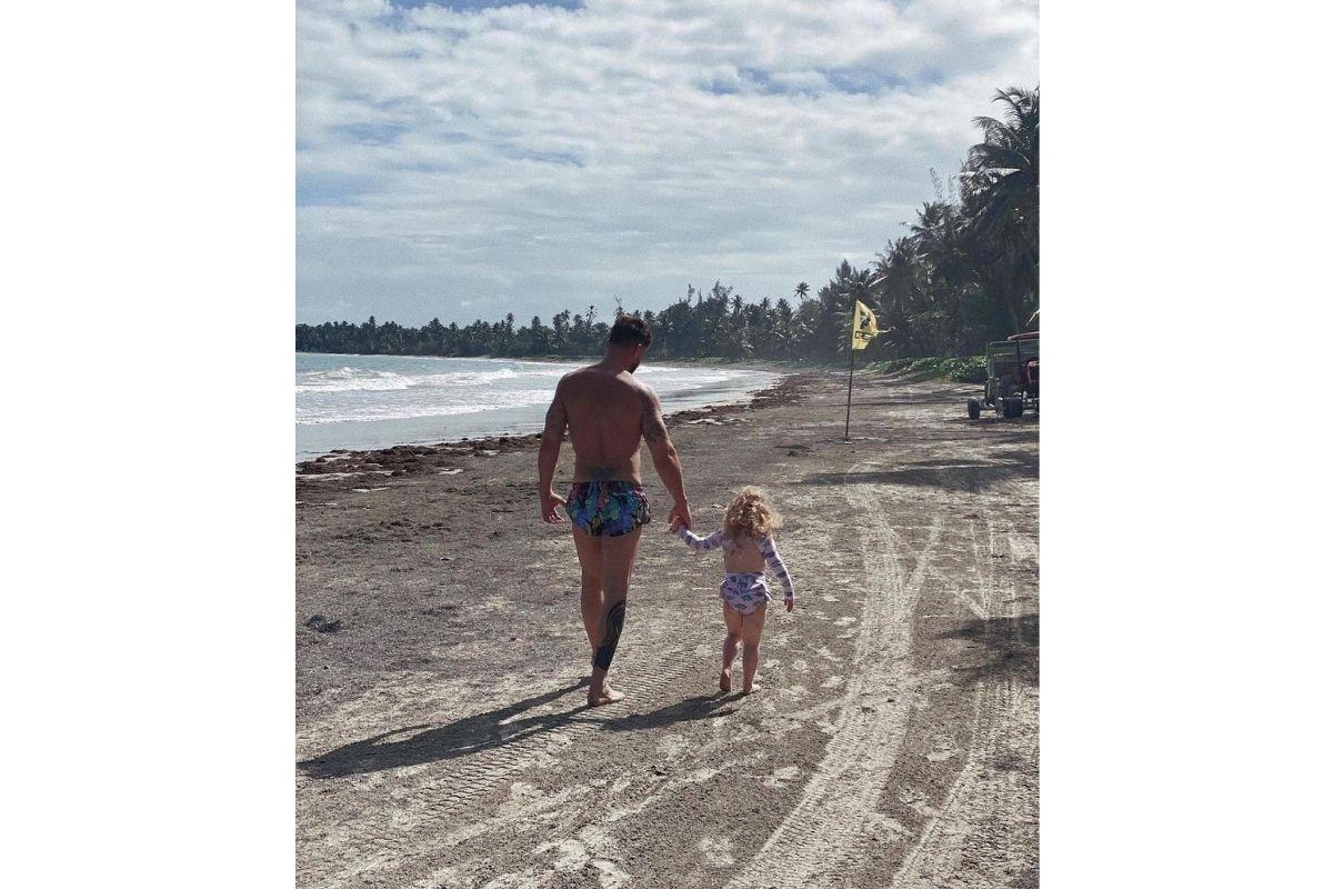 Ricky Martin caminhando com a filha Lucía, de 3 anos, no aniversário de ambos