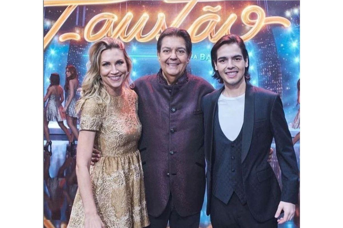 Faustão ao lado de João Guilherme e Anne Lotermann, co-apresentadores de seu programa