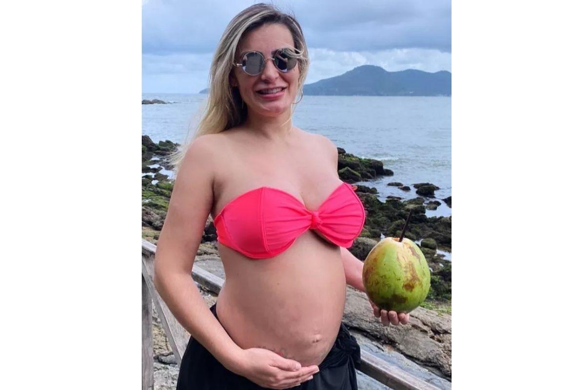 Andressa Urach fala sobre autoestima na gravidez: "No início me achava feia"