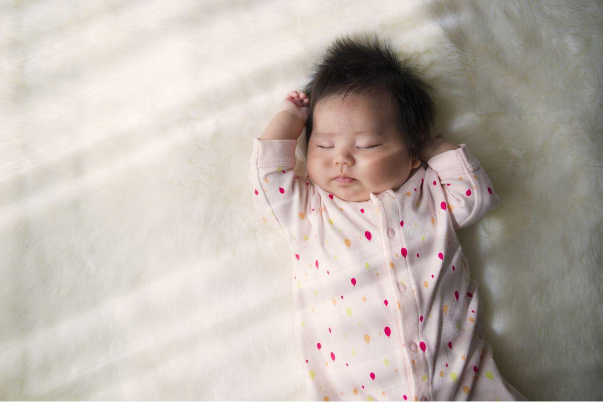 bebê asiática deitada dormindo