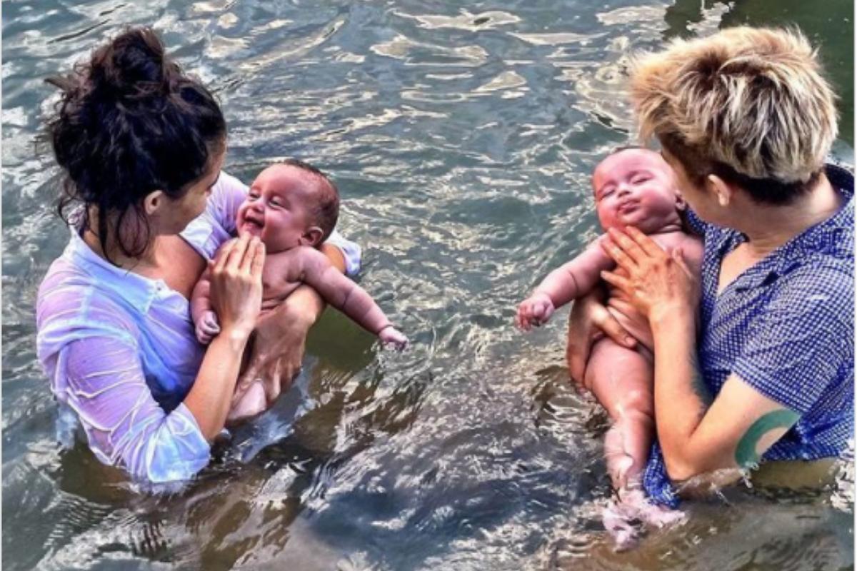 As gêmeas Tiê e Kim no primeiro banho de mar (Foto: Reprodução/Instagram @lanlanhoficial