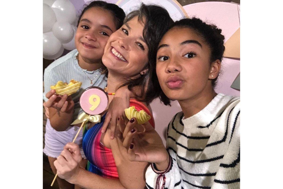 Samara Felippo com suas filhas