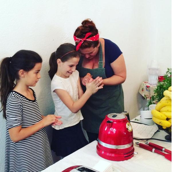 Bia ensinou a Clarinha e a Helena a escolher os alimentos e cozinhar!