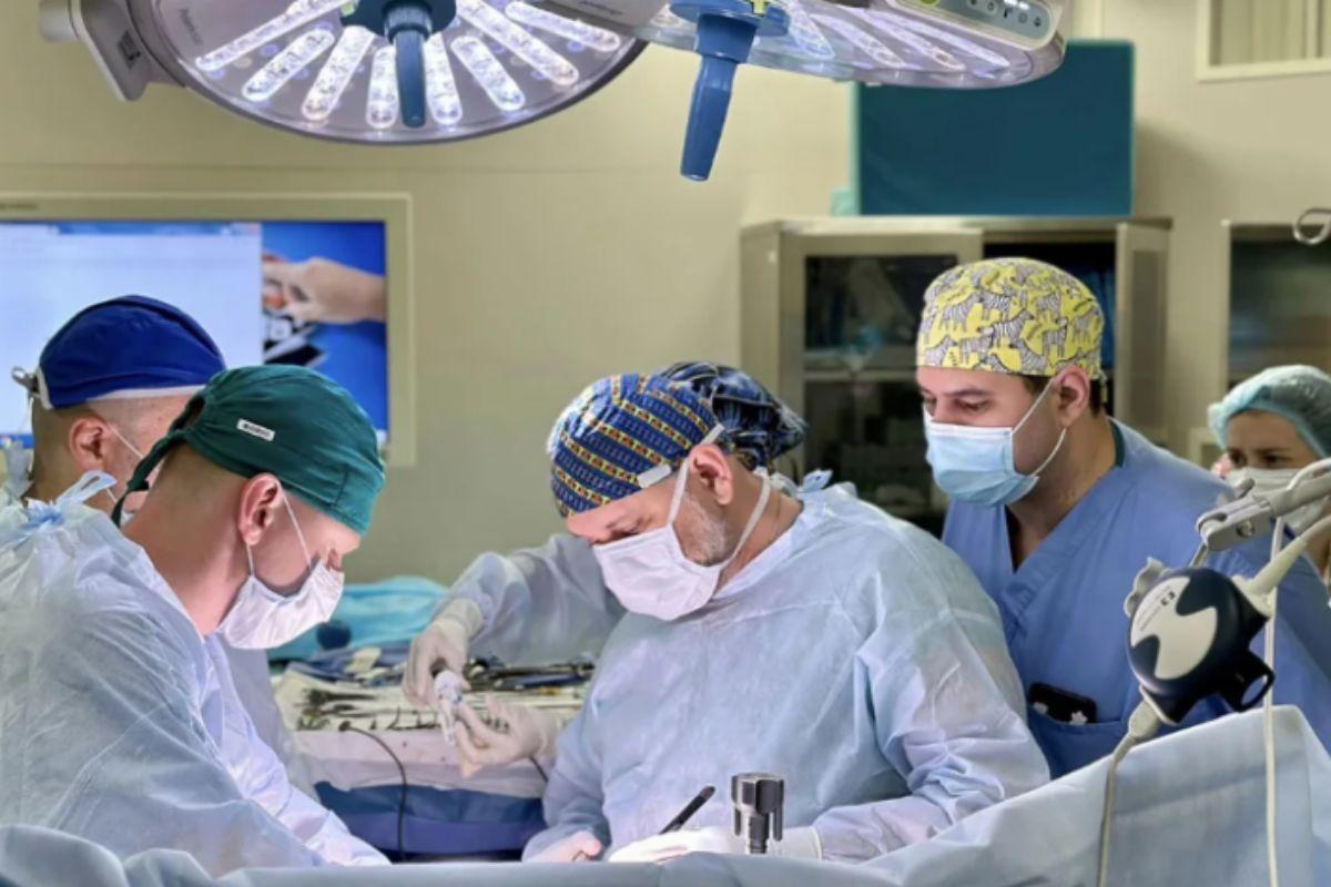 Médicos realizam transplante de coração